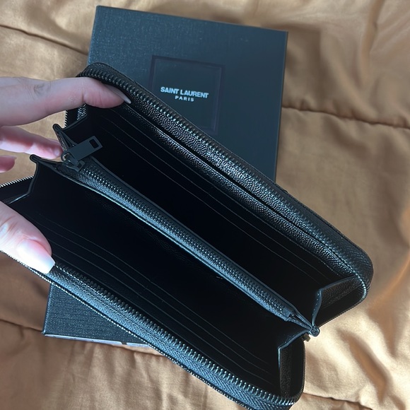 Black Pebble Grain Zip Around Wallet NIB - Picture 2 of 5